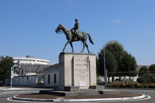 Statue du c&eacute;l&egrave;bre Mar&eacute;chal ferdinand Foch, ville de Tarbes, d&eacute;partement des Hautes Pyr&eacute;n&eacute;es, France