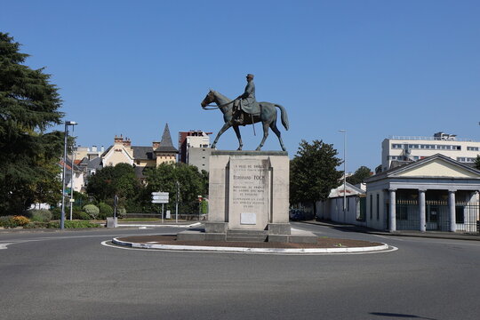Statue du c&eacute;l&egrave;bre Mar&eacute;chal ferdinand Foch, ville de Tarbes, d&eacute;partement des Hautes Pyr&eacute;n&eacute;es, France