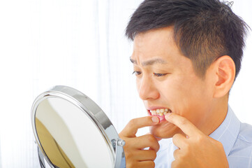 口腔トラブルを気にする男性