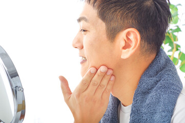 Obraz premium スキンケアを気にしている40代男性