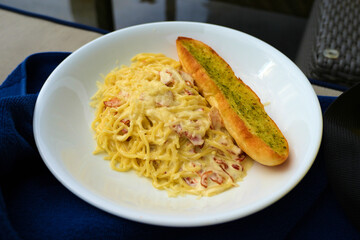 Creamy Carbonara Pasta with Garlic Bread