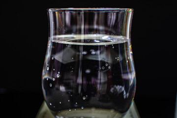 水の入ったグラス　黒背景
