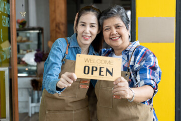 aunt and niece small business owner Open a new store and welcome customers happily. The two smiled...