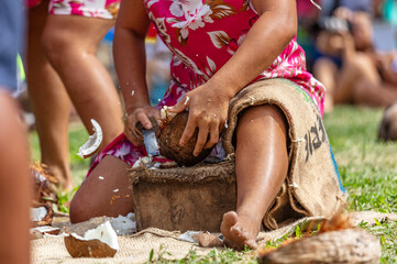 décorticage de coco au tu'aro ma'ohi, sports traditionnels polynésiens
