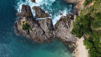 Vagues et rochers vues du ciel