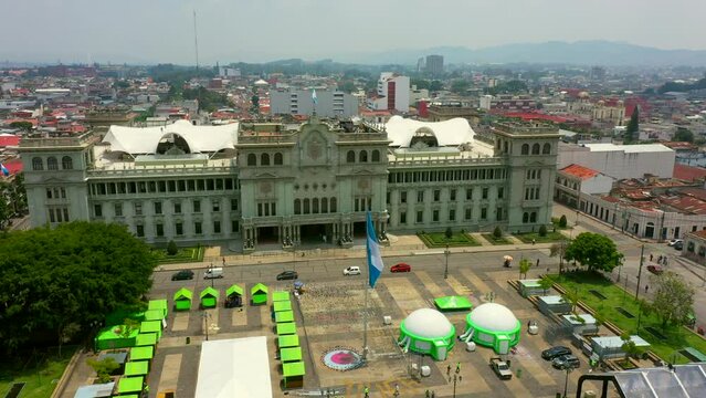 Palacio Nacional de Cultura en el centro de la ciudad de Guatemala Estructura plaza monumento nacional bandera capital de la ciudad con calles y bandera ondeando