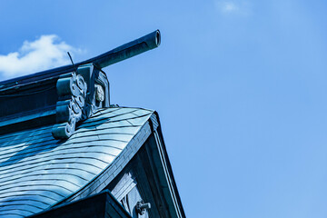 青空と神社の屋根