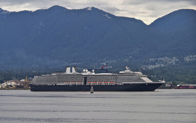 Holland America Kreuzfahrtschiff Oosterdam geht auf Alaska-Kreuzfahrt von Vancouver, Kanada - HAL luxury cruiseship cruise ship liner sailing into Vancouver, BC