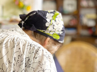 バンダナをした高齢女性の後姿