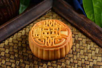 Mid-Autumn Festival mooncakes on a retro background. The Chinese meaning on the mooncakes in the picture is: high-quality five kernels, representing the taste of mooncakes