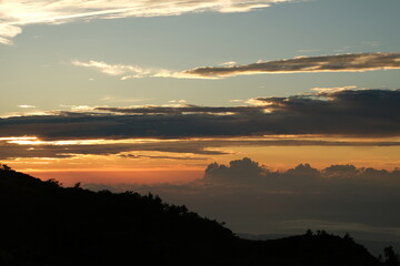 朝日小屋キャンプ場からの富山湾、日本海。夕暮れ時の北アルプス。