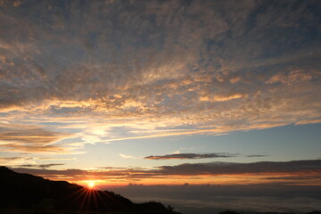 朝日小屋キャンプ場からの富山湾、日本海。夕暮れ時の北アルプス。