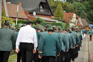 Schützenfest ist: Schützen in Uniform marschieren durch die Siedlung zum Schützenplatz, von...