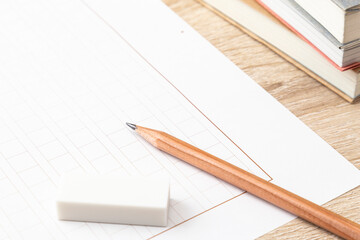 机に置かれた本と原稿用紙