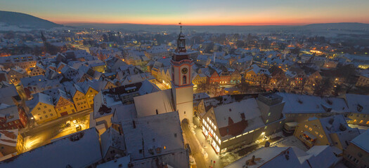 Romantische Winterstimmung in Mittelfranken - Ausblick auf die Altstadt von Weißenburg in der...