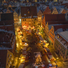 Romantischer Abend auf dem Weihnachtsmarkt im fränkischen Weißenburg in Bayern