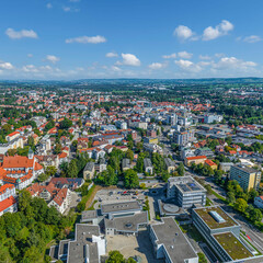 Fototapeta premium Kempten im Allgäu, Blick über den Campus der Hochschule zur Innenstadt