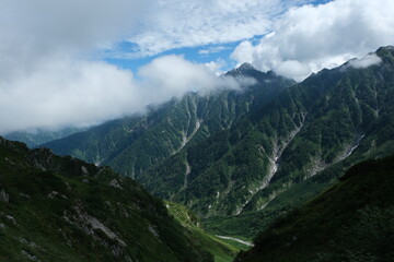 雲海と剱岳。北アルプスの絶景トレイル。日本の雄大な自然。