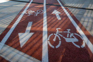 Primo piano di pista ciclabile per biciclette. Viabilità urbana in città.