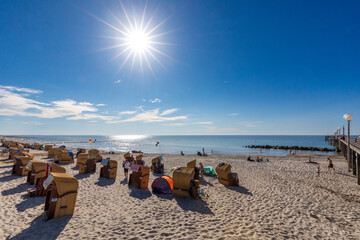 Fototapeta na wymiar Strahlende Sonne über dem Strand von Wustrow an der Ostsee.