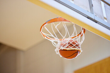 リングに入るバスケットボール