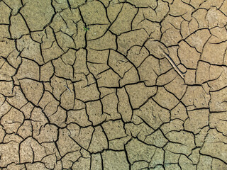 Effetti dei cambiamenti climatici: terreno ricoperto di crepe a causa della siccità