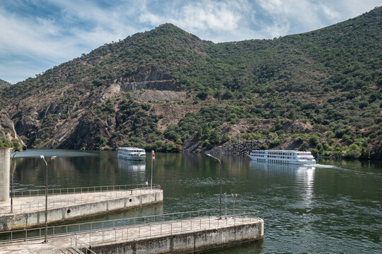 Barcos a cruzarem-se no rio Douro junto &agrave; barragem da Valeira em Tr&aacute;s os Montes, Portugal