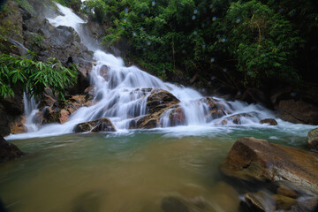 Obraz premium Krating waterfall in the rainy season and refreshing greenery forest in the national park of Khao Khitchakut Chanthaburi province Thailand, wide angle shot, water drop in front