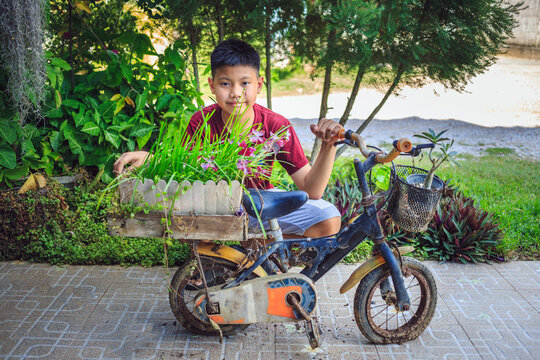 Asian boys have found old bicycles by turning them into flower pots for their homes.This creative idea not only makes use of discarded items but also creates a beautiful and sustainable garden design