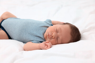 Obraz na płótnie Canvas Cute newborn baby sleeping on white soft bed