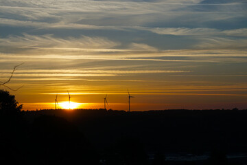 Windräder im Sonnenaufgang 