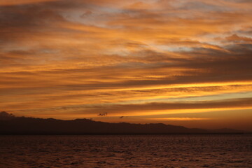 Fototapeta na wymiar Beautiful golden sunset on the lake 