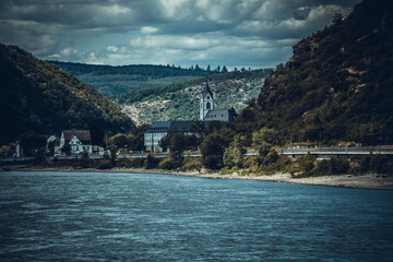 Kości&oacute;ł nad jeziorem