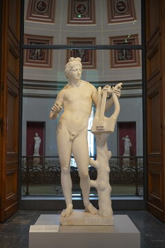 Statue von Apollon als Musiker im Alten Museum in Berlin am 07.09.2022