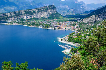 Panorama del Lago di Garda, Torbole e Riva del Garda, monte Brione - obrazy, fototapety, plakaty