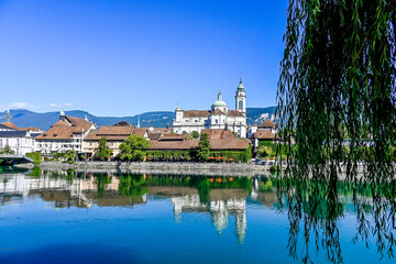 Fototapeta premium Solothurn, Aare, Altstadt, Kathedrale, St. Ursen-Kathedrale, Barock, Stadt, Fluss, Landhausquai, Kreuzackerbrücke, Uferweg, Sommer, Schweiz