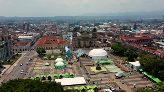 Capital centro de la ciudad de Guatemala vista por el cielo palacio municipal plaza central catedral de Guatemala arquidi&oacute;cesis bandera guatemalteca ondeando color celeste