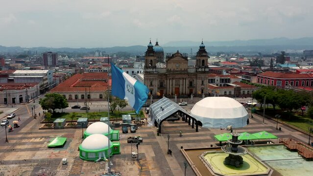 Catedral metropolitana en el centro de la ciudad de Guatemala Estructura plaza monumento nacional bandera capital de la ciudad con calles y bandera ondeando