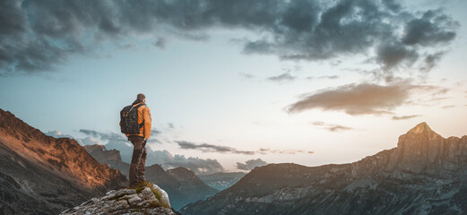 Wanderer Bergsteiger bei Sonnenaufgang auf einem Berggipfel