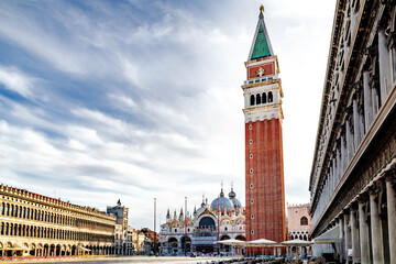 Piazza San Marco mit Campanile und Dom am Morgen, Venedig, Italien