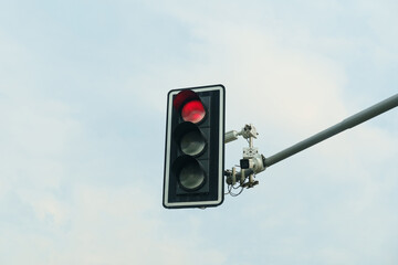 View of a traffic light and a traffic camera that captures the passage of a red traffic light.