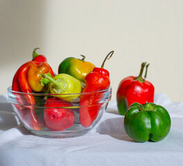 variedad de pimientos de diferentes colores en un fondo blanco 