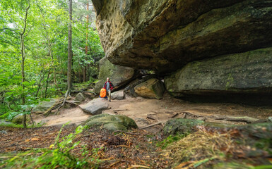 Ein ger&auml;umiger Fels&uuml;berhang f&uuml;r schlechtes Wetter im Nationalpark S&auml;chsische Schweiz. &Uuml;bernachtung im Freien ist nur an wenigen Stellen erlaubt. Offenes Feuer ist generell wegen Brandgefahr verboten.