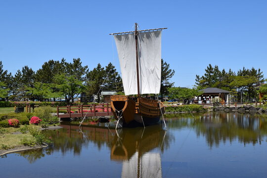 北前船 日本遺産 北前船寄港地 ／ 平成29年4月28日、文化庁より「北前船寄港地」が日本遺産に認定されました。登録された地域は北海道から北陸までの7道県11市町です。写真は山形県酒田市の日和山公園に、荒海を行き交った千石船（北前船）が二分の一サイズで復元され、いかりを下ろしています。現存する模型では国内最大です。