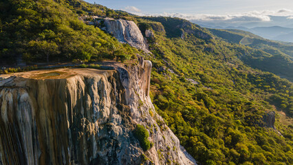 Vista aérea de las cascadas petrificadas en Hierve el Agua, Oaxaca México