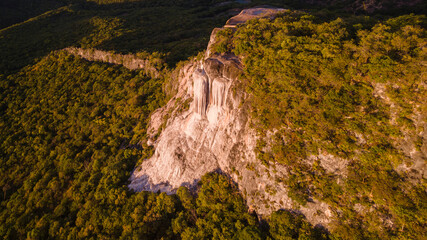 Vista aérea de las cascadas petrificadas en Hierve el Agua, Oaxaca México.