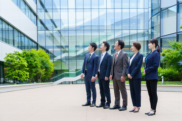 オフィスビルを見上げるビジネスパーソンのポートレート