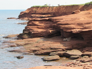 Littoral typique de l'ile du prince Édouard avec sa couleur rouge rouile.