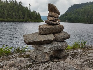 Inukshuk sur le bord de l'eau.
