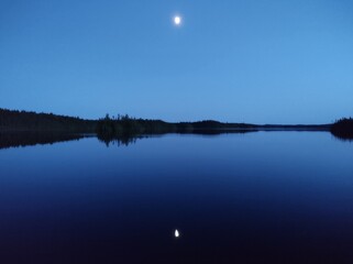 La lune veille sur le lac.